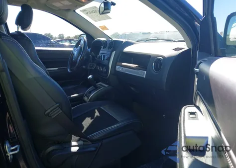 2016 Jeep Compass Latitude z USA, uszkodzony, nr VIN 1C4NJCEA7GD792625